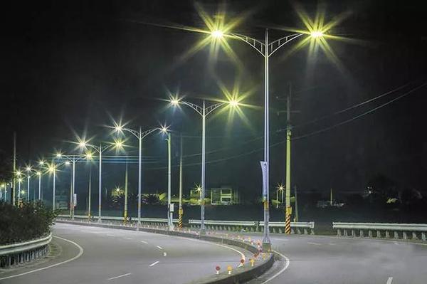 替换成LED能节省多少钱？来看看沃尔玛、台湾路灯的数据